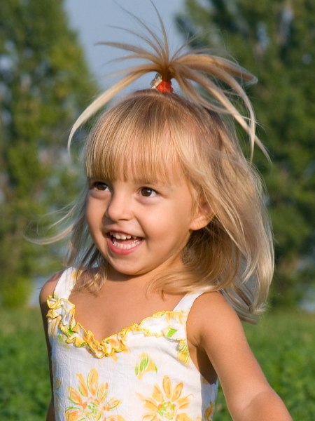 Kleines Mädchen mit Springbrunnen Frisur