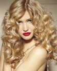 lange Frisur mit Locken