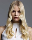 langes blondes Haar
