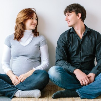 Schwangere Frau und ihr Partner