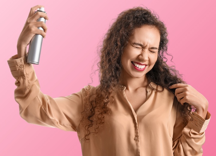 Eine Frau, die unzufrieden mit der Nutzung von Trockenshampoo ist