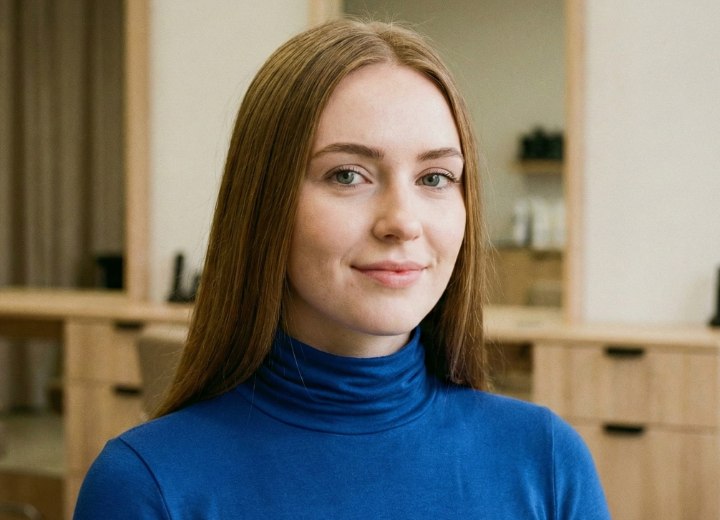 Frau vor einem Haar-Umstyling