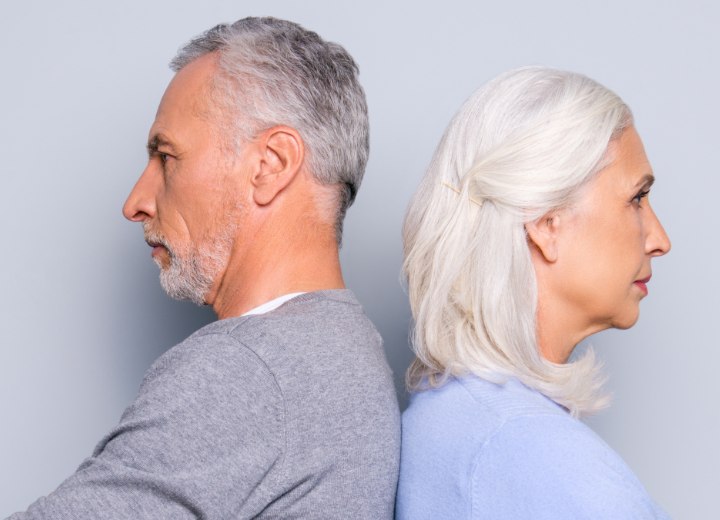 Mann und Frau mit grauen Haaren