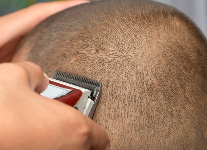 Kopfrasur mit Haarschneidemaschinen