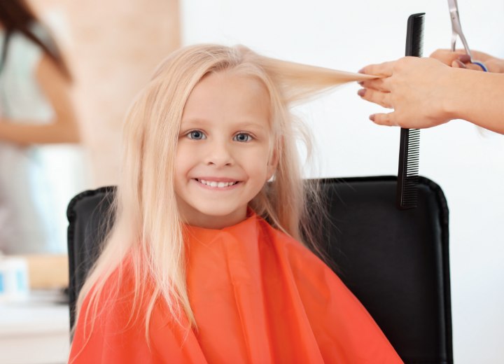Kleines Mädchen im Friseursalon