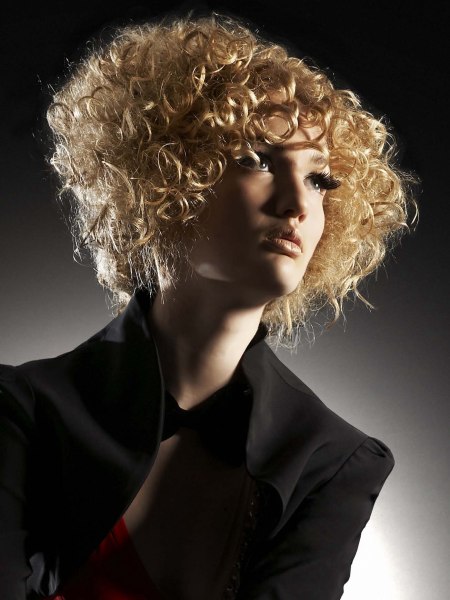 Goldblonde Lockenpracht Frisur Durch Kneten Elegant Gestylt