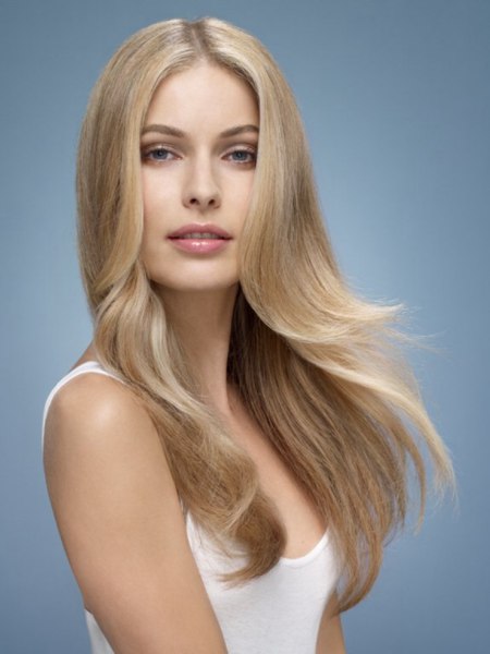 Lange blonde Frisur für einen luxuriösen Look