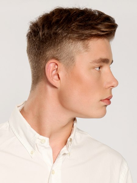 Haarschnitt mit kurzen, geschorenen Seiten für Männer