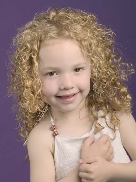 Frisur für ein kleines Mädchen mit lockigem Haar