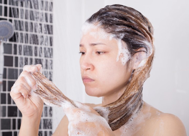 Frau die ihre Haare wäscht