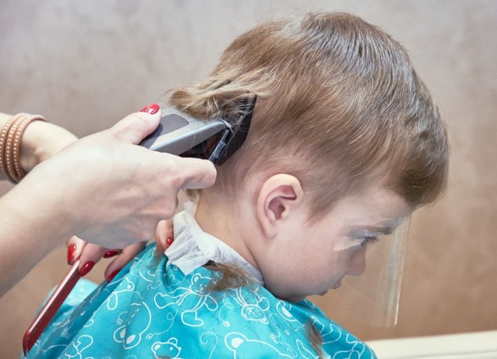 Die Haare eines Kindes schneiden