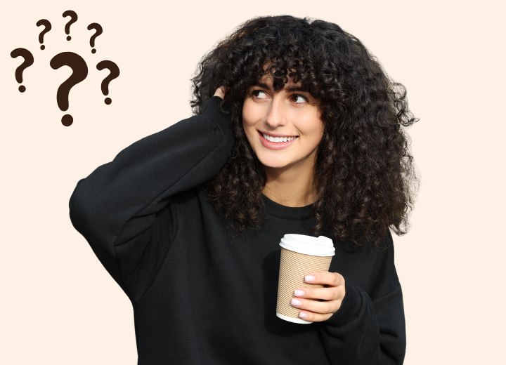 Frau überlegt, ihre Haare mit Kaffee zu färben
