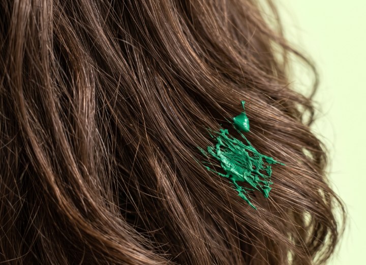 Haare mit Acrylfarbe darin