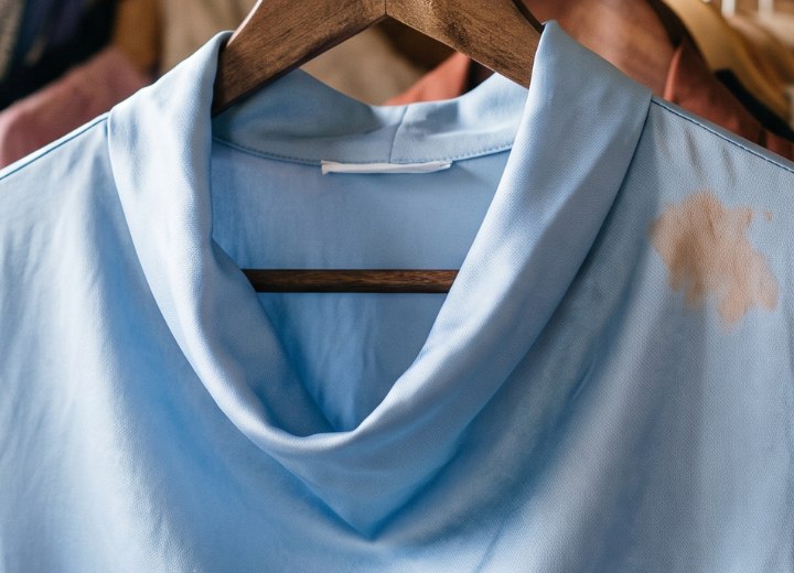 Haarf&auml;rbefleck auf einer sch&ouml;nen Bluse