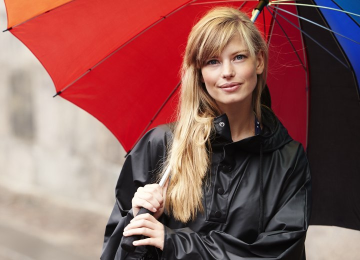 Frau mit Regenschirm bei Regenwetter