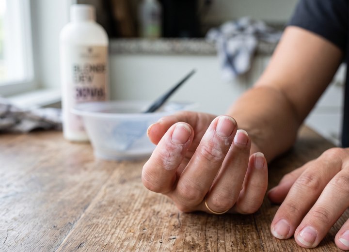 Wei&szlig;e Fingerspitzen durch Blondierungsmittel