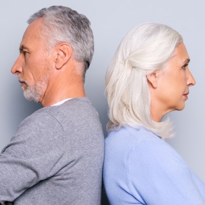 Mann und Frau mit grauem Haar